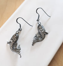 Load image into Gallery viewer, Gold fish earrings
