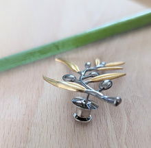 Load image into Gallery viewer, Olive branch brooch
