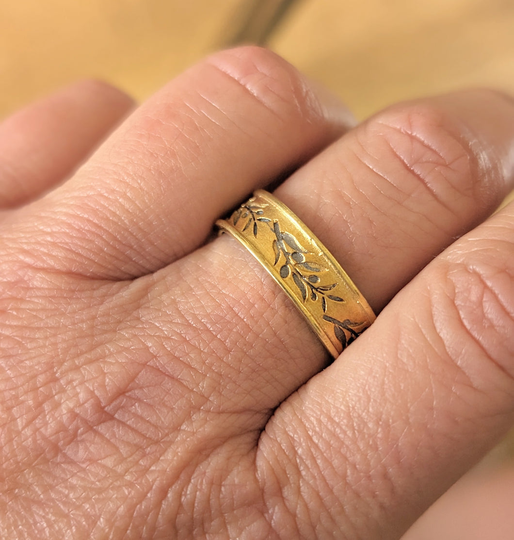 Olea engraved ring